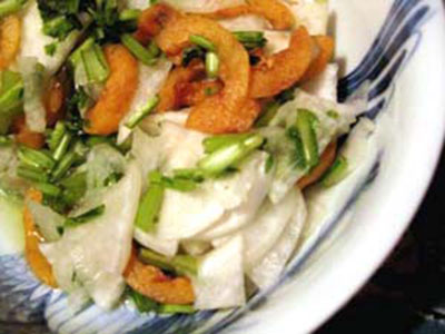 塩もみ蕪と枇杷の和え物PH